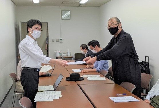 要請書を手渡す東京地評公務部会・植松隆行部会長＠厚生労働省（21.6.14）